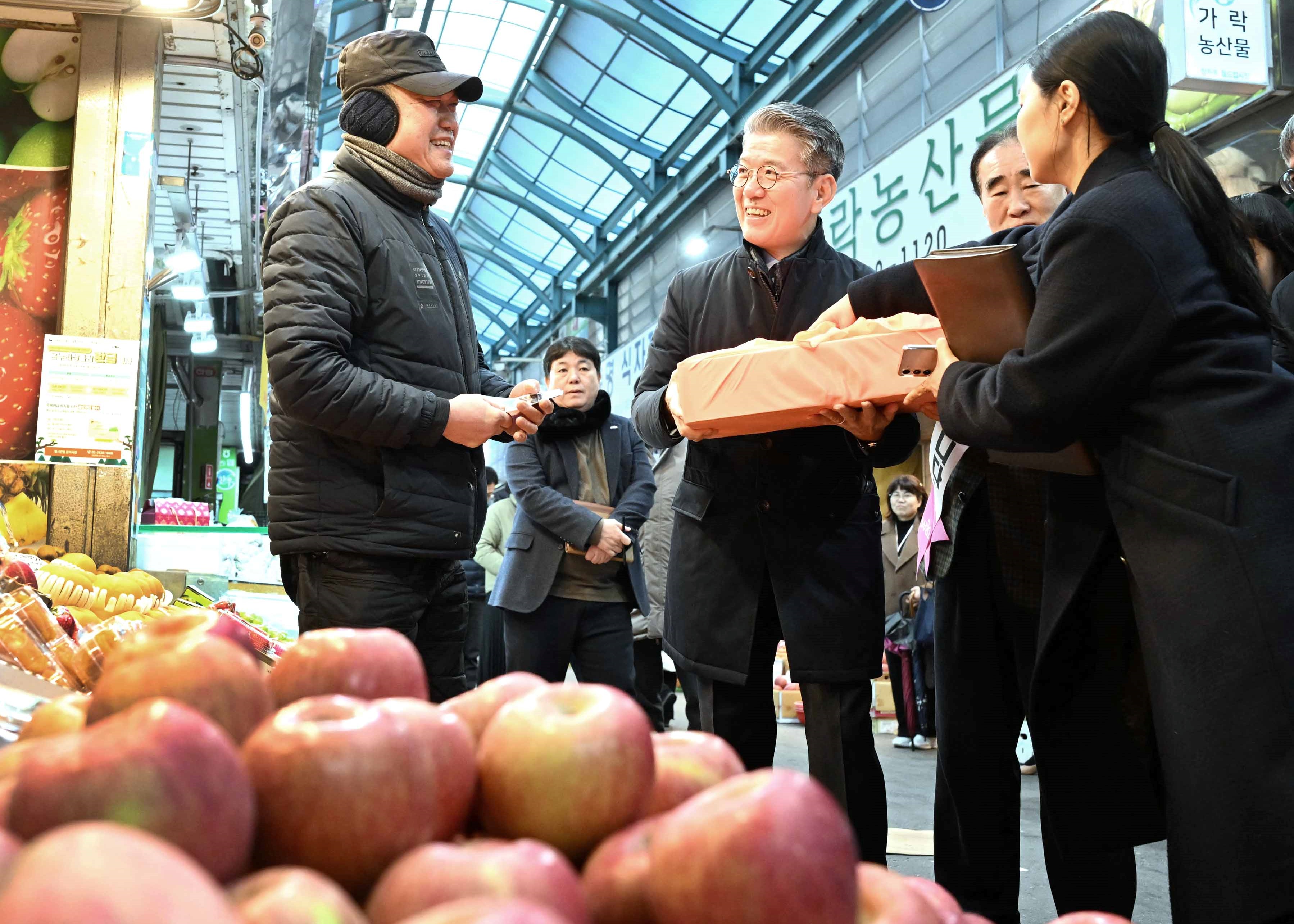 김홍균 1차관, 설 명절 맞아 망원동 월드컵 전통시장 방문